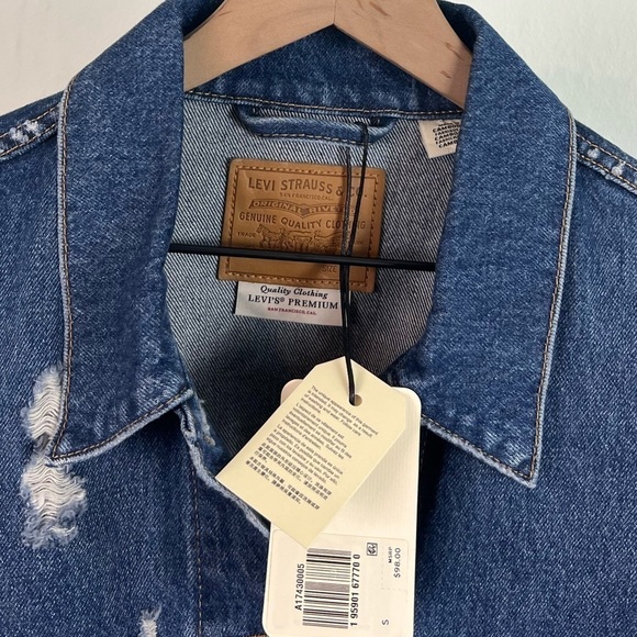 NWT Levi’s 90’s Denim Distressed Trucker Jacket in Mad Love Dark Wash - Picture 8 of 10